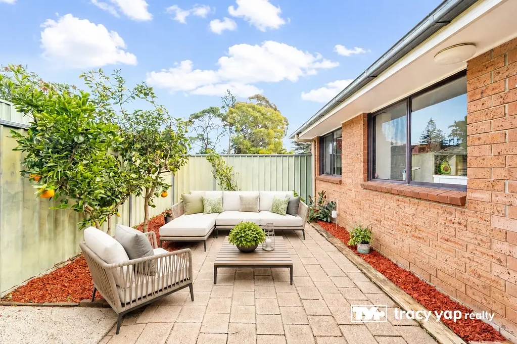 West Ryde 3 Slaapkamer Stylish Villa Living in a Prime Walk-to-Station Location