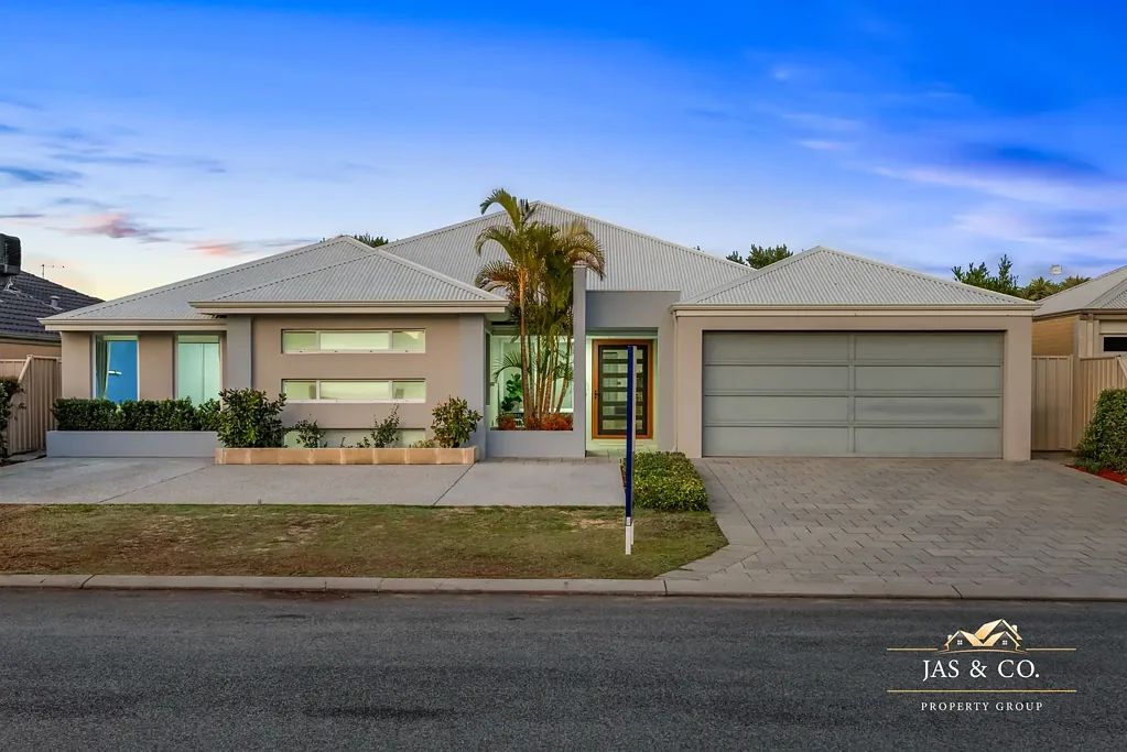 Caversham 5 Bedroom Show-Stopping Ex-Display 5x2 Home on a Generous 591sqm Block!