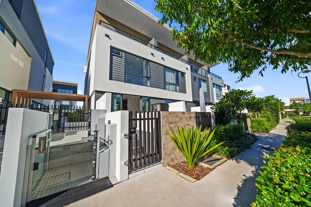 Hope Island 3બેડરૂમ NEAR NEW TRI-LEVEL TOWNHOUSE WITH YOUR OWN PRIVATE LIFT!