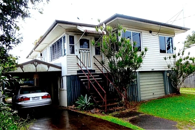 Wynnum 3房 Golf Links近邻 860m²家庭用地 步行便利设施 多功能空间 太阳能屋顶 绿树环绕后院 潜在泳池空间 罕见地块价值 WHEN POSITION IS PRIORITY -  $1,350,000