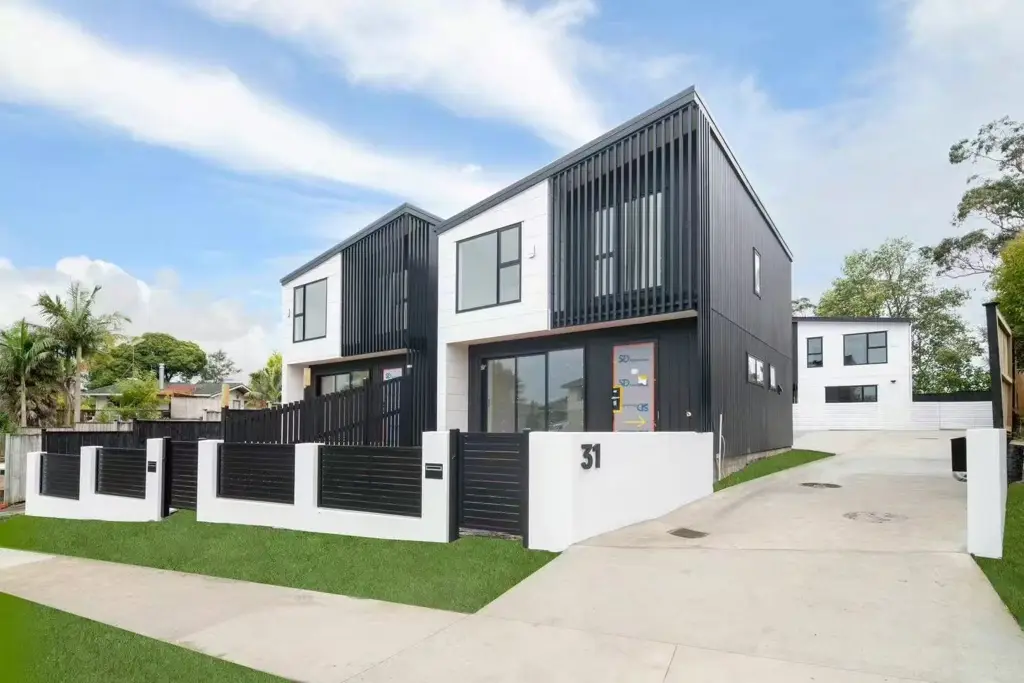 Botany Downs 4Kwarto Prime Street-Front Opportunity in Botany Downs