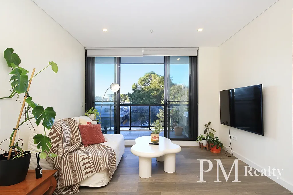SPACIOUS 1 BEDROOM AND STUDY IN THE HEART  OF MASCOT