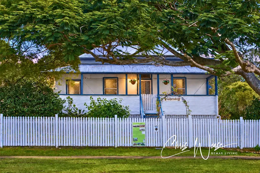 Kilcoy 3房 1763sqm阔地 1915年工艺 精修Queenslander 11英尺高顶 金色hoop pine地板 原始彩玻 前廊待封 私享后院 慢燃火炉 太阳能系统 潜力地块 Classic Queenslander Charm on a Big 1763sqm Block - Walk to Everything