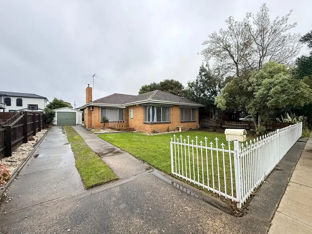 FOR LEASE - NEAT & SPACIOUS FAMILY HOME IN A CONVENIENT LOCA