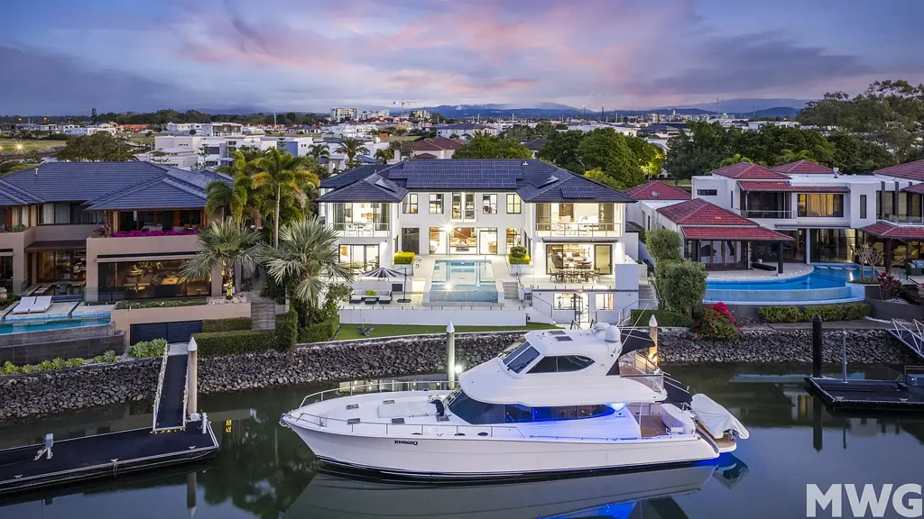 Hope Island 6침실 North-Facing Luxury Waterfront Residence