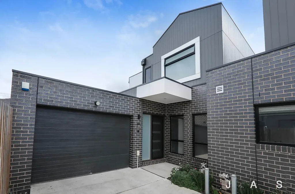Contemporary Townhouse with Private Decking & Garage