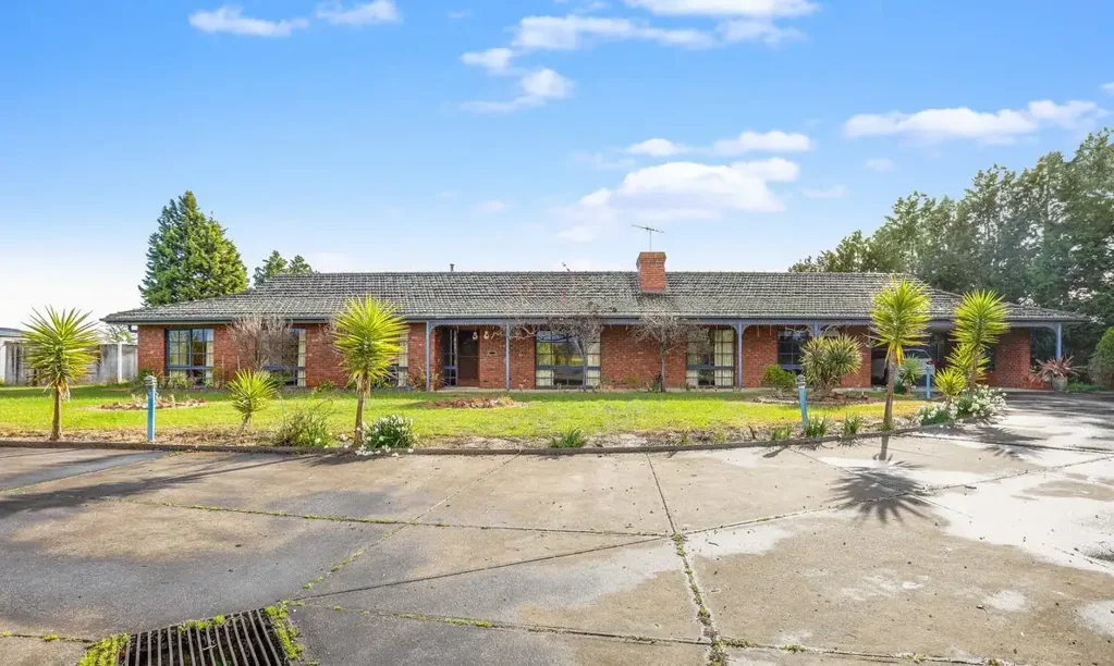 4 Bedroom, 2 Bathroom, more than 2 car space