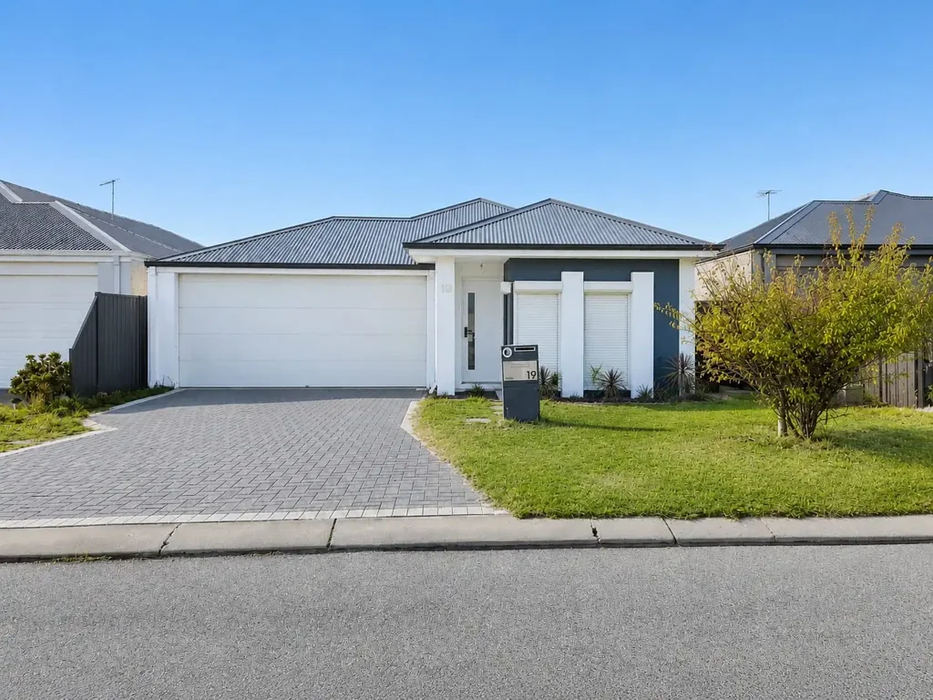 FAMILY HOME, FABULOUS LOCATION &  SOLAR PANELS