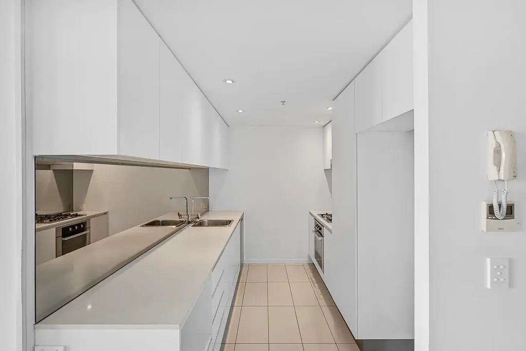 MODERN THREE BEDROOM APARTMENT WITH STUNNING VIEWS!