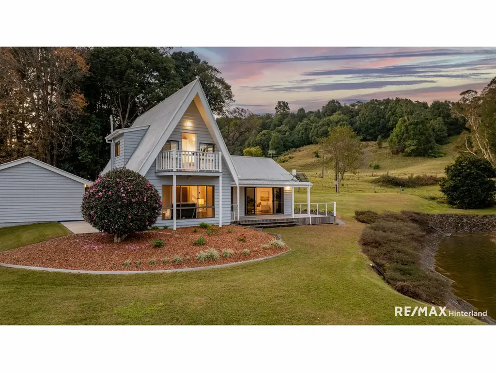Maleny 3 Bedroom Rare Find: Secluded Chalet with Breathtaking Views