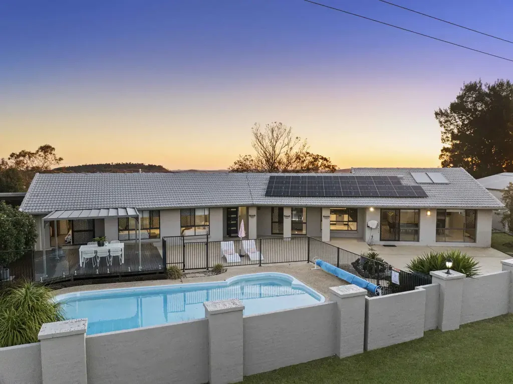 Cotswold Hills 4ห้องนอน Elevated family entertainer with city-to-country views, pool and serious shed capacity