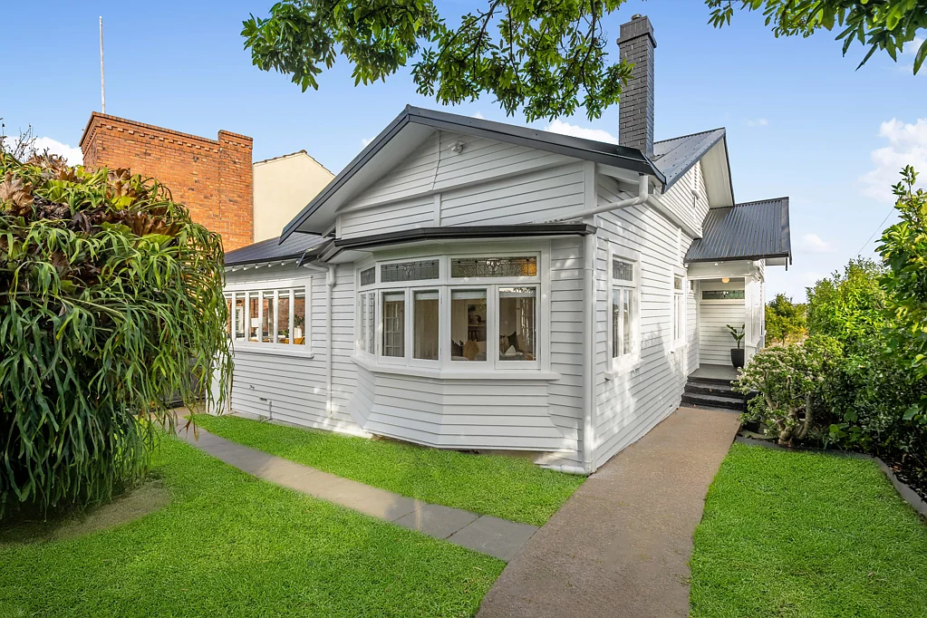 Remuera 5房 1920年代平房+THAB黄金地块！橄榄球俱乐部/早教/健身/网球全配套，改造潜力巨大！ Renovated & Ready - See it, Love it, Live it