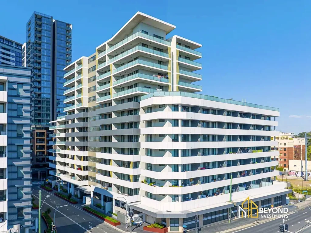 EXPANSIVE 3 BEDROOM PLUS STUDY WITH BREATHTAKING CITY VIEW & WALKING DISTANCE TO STATION