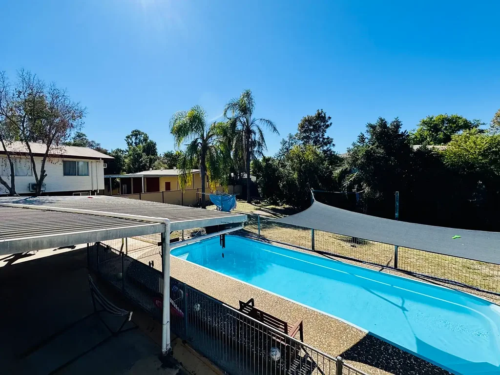Moranbah 4Kwarto SPACIOUS ENTERTAINER’S PARADISE WITH INGROUND POOL AND TEENAGER’S RETREAT!