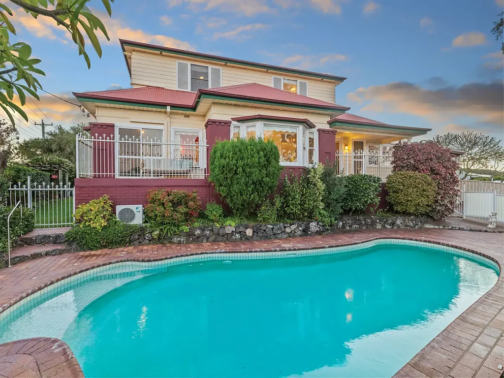 Belmont 4ਬੈੱਡਰੂਮ Elevated Waterside Living with Sweeping Lake Views