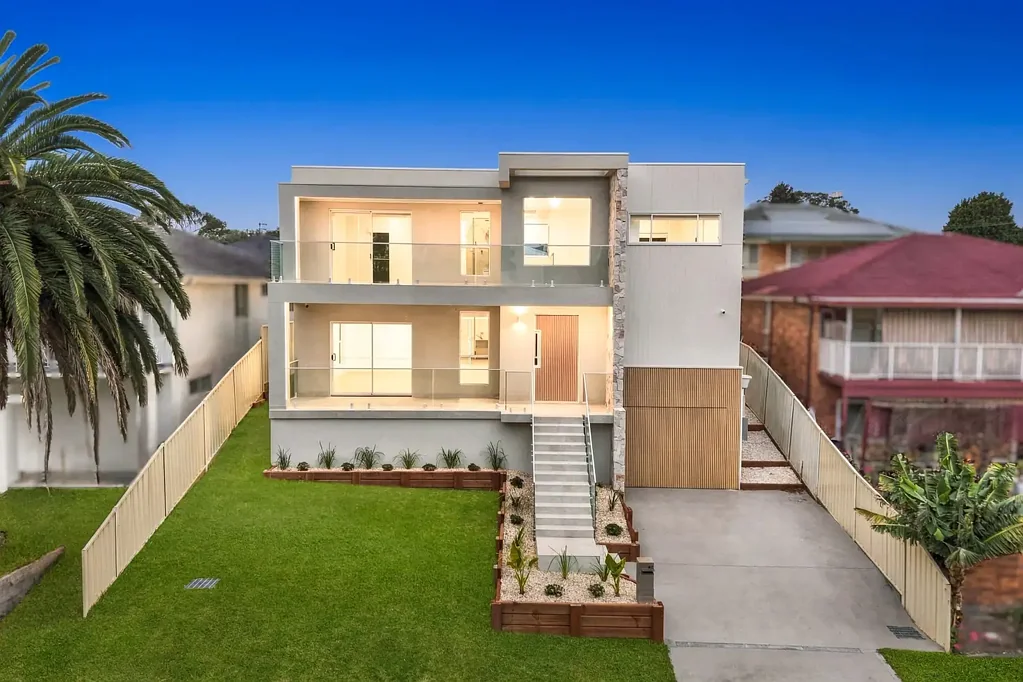 The Entrance 4ਬੈੱਡਰੂਮ Contemporary Four-Bedroom Home with Water Views and Lift Access