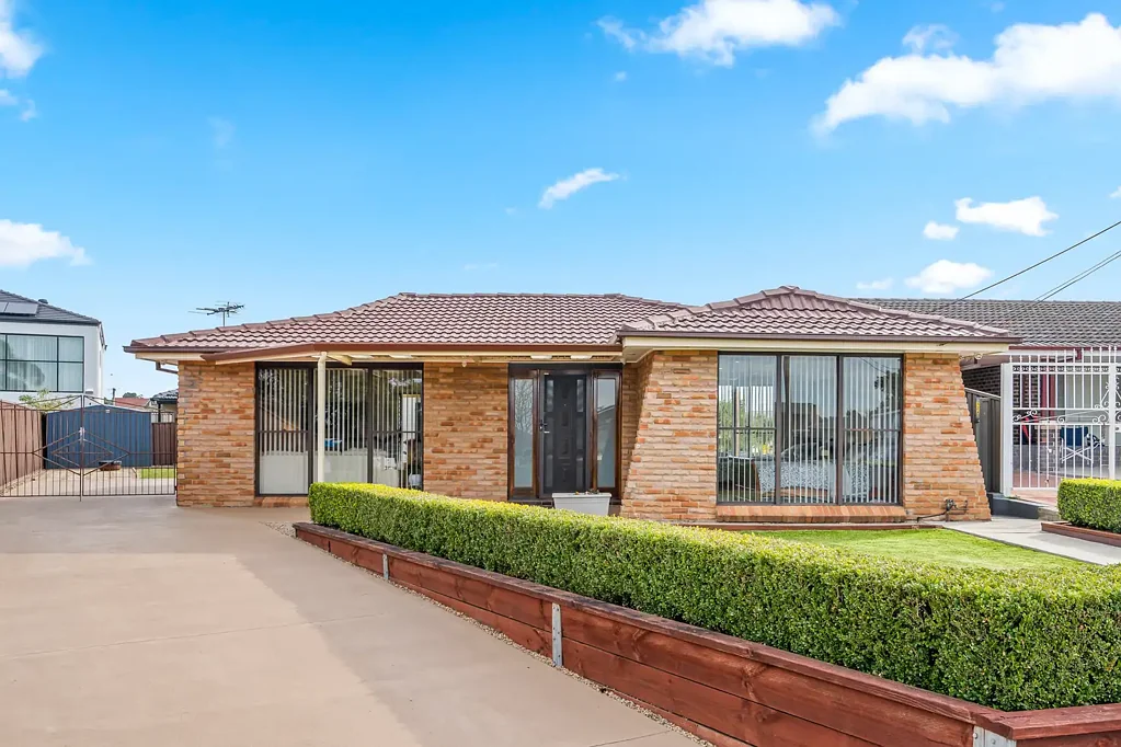 Bossley Park 5Zimmer Dual-Income Opportunity on 644sqm.