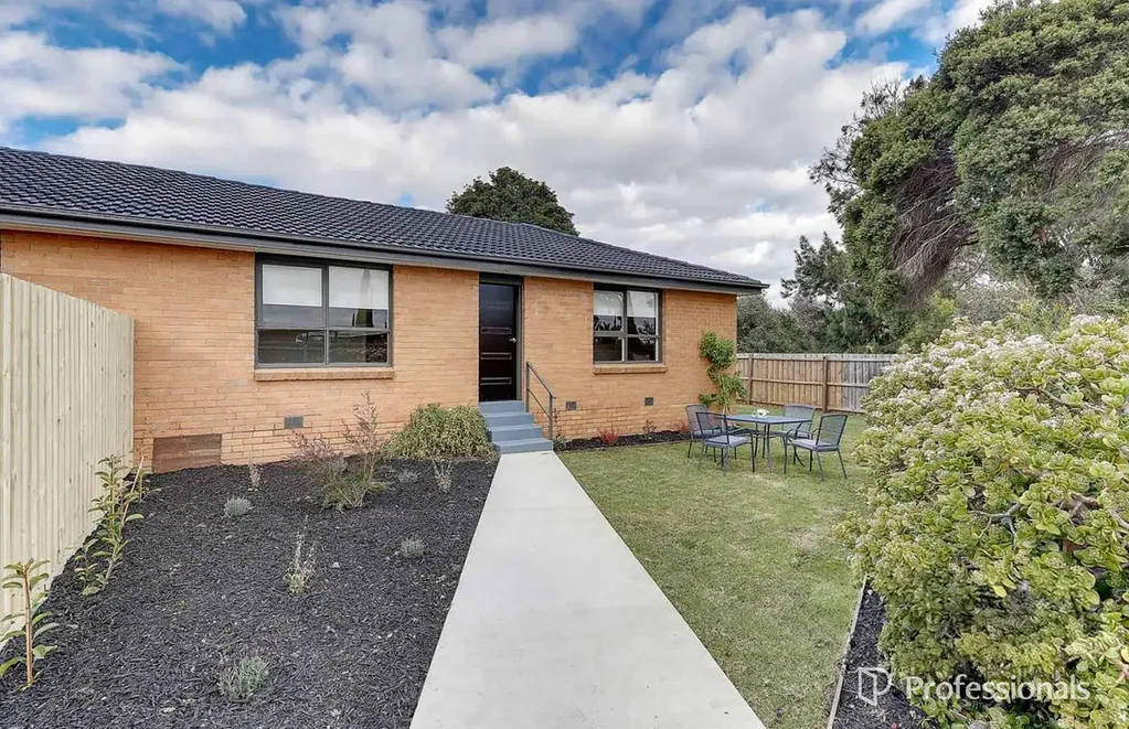 Airport West 2Kwarto Peaceful & Private Renovated Villa with Huge Yard and Prime Location