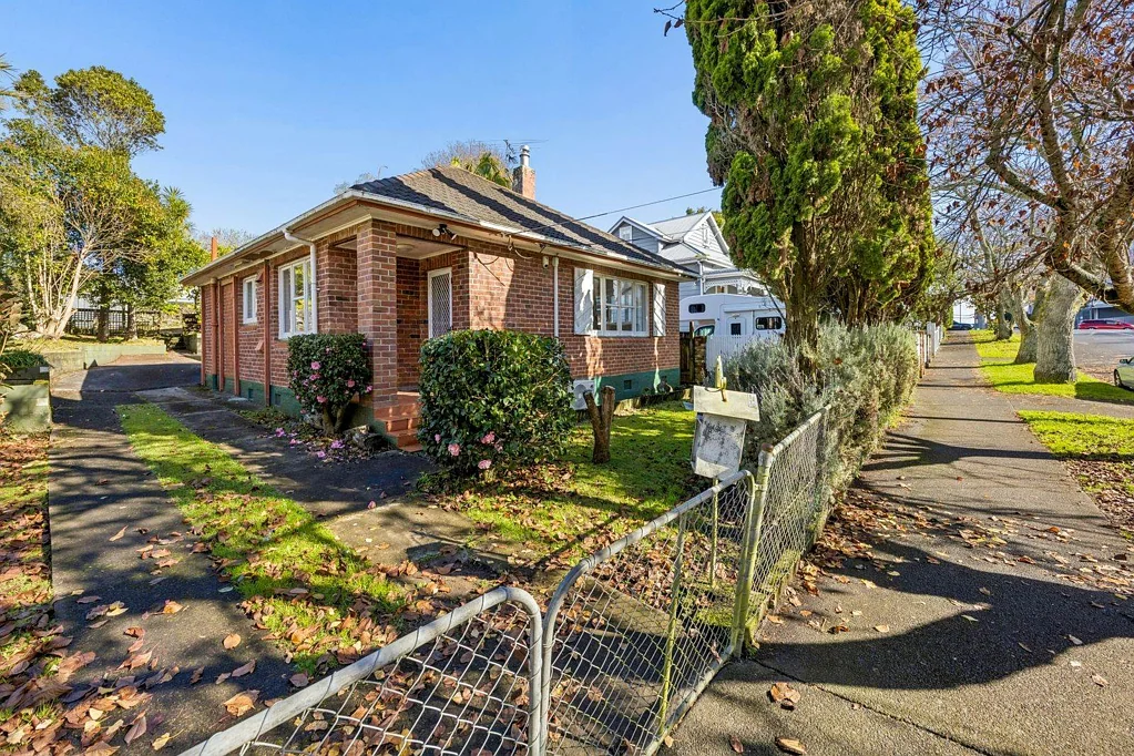 Charming 3-Bedroom Home in Prime Mount Eden Lo...