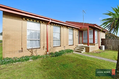 Moe 3chambre Solid Brick Home on a Generous Corner Allotment