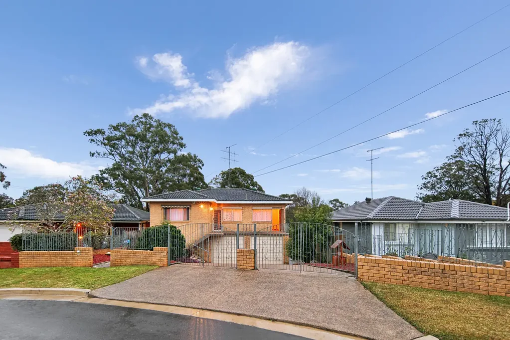 Cabramatta 4ਬੈੱਡਰੂਮ Multi-Generational Living with Blue-Chip Potential in Coveted Golf Course Precinct
