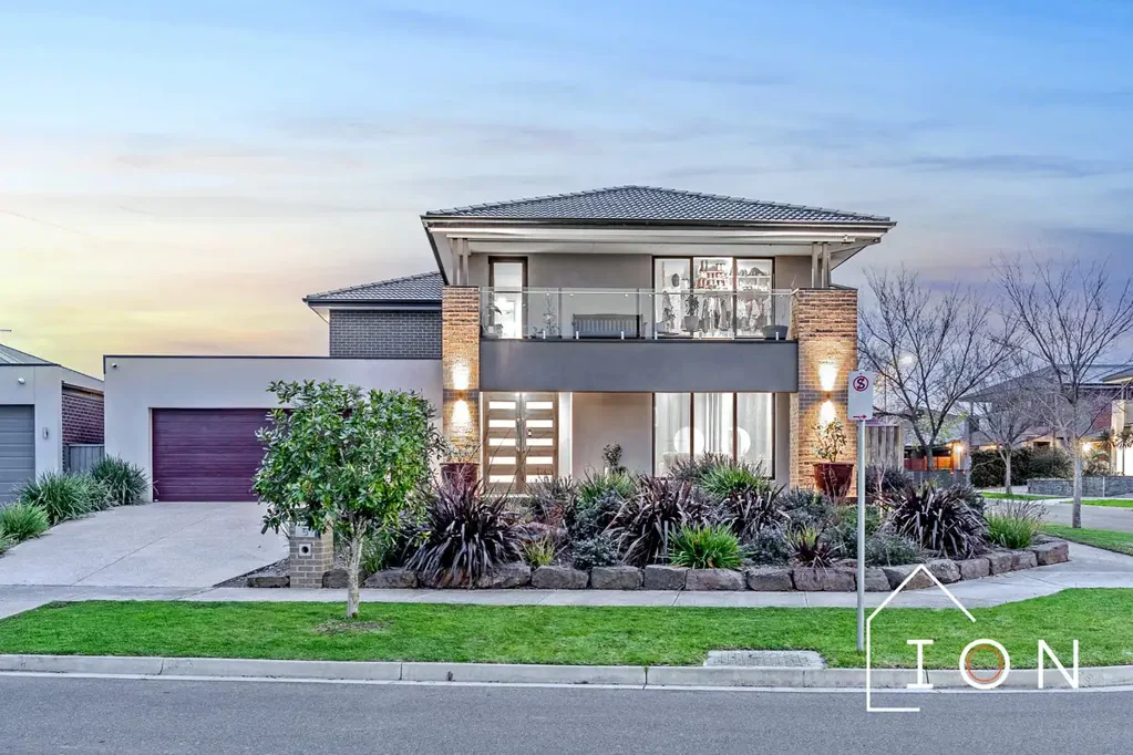 Clyde North 6房  55 Squares of Grand Family Living on 818m² with Wetland Views
