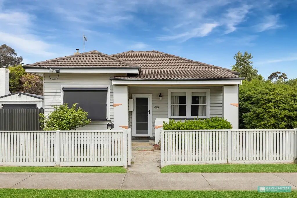 Golden Square 3Habitaciones Charming home with updates on 529m2