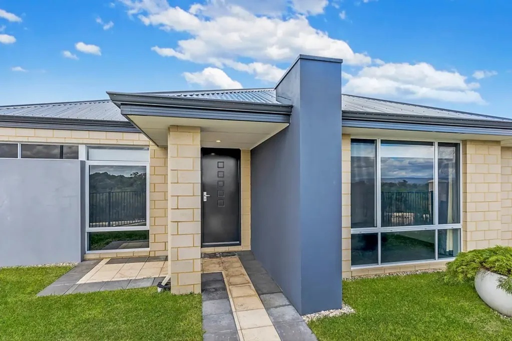 4 x 2 home in Aveley
