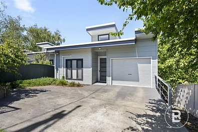 Ballarat East 4房  ARCHITECTURAL FAMILY LIVING WITH MULTIPLE LEVELS AND STYLISH MODERN FINISHES