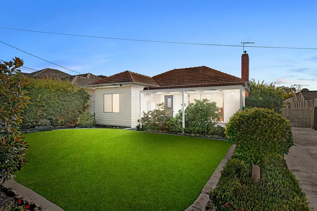 Oakleigh South 2房 627平米土地 后部朝北景观 精心呵护花园 全屋硬木地板 燃气供暖 翻新厨房 邻近购物中心 公园环绕 划片名校 Updated, Lovingly Cherished and Scope for the Future