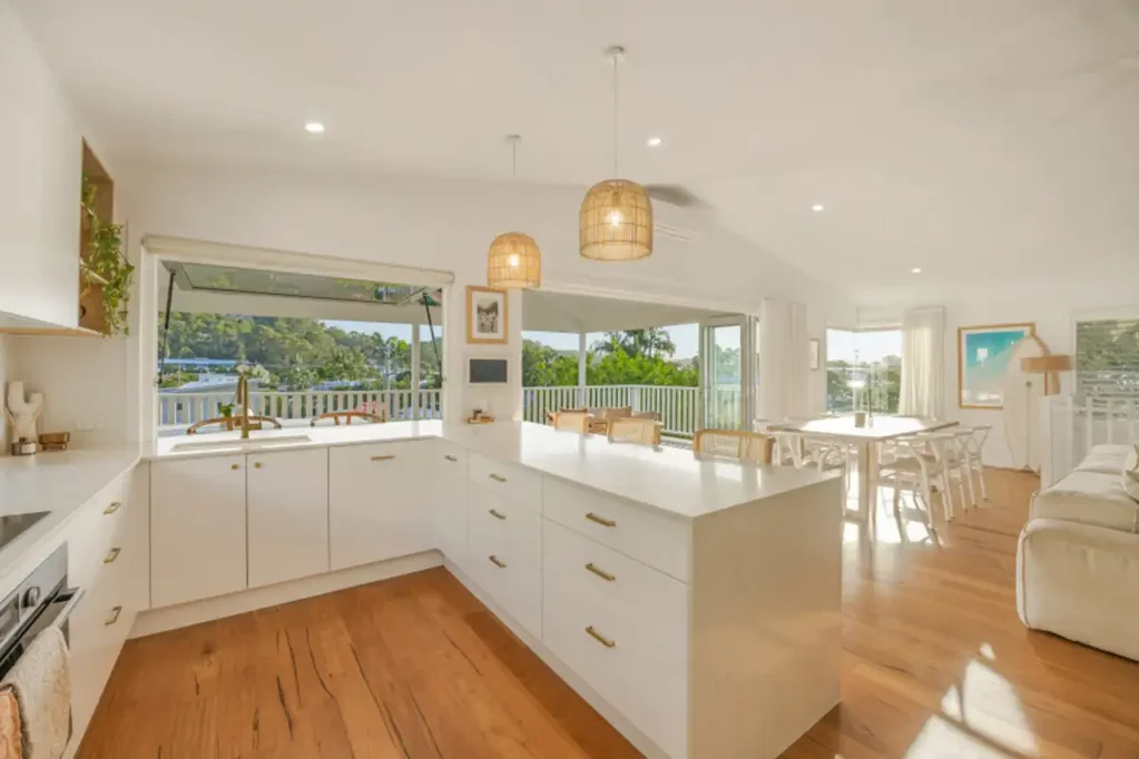Burleigh Heads 5ਬੈੱਡਰੂਮ Coastal Elegance, Hinterland Sunsets & Effortless Family Living