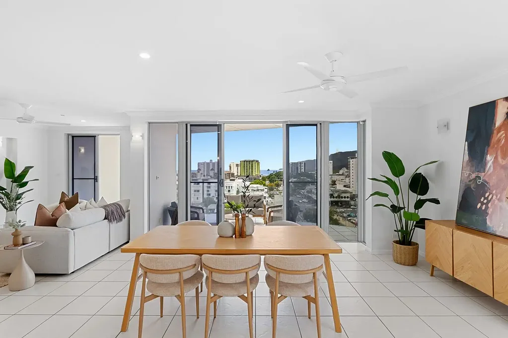 Cairns City 3房  Penthouse living with an expansive rooftop terrace