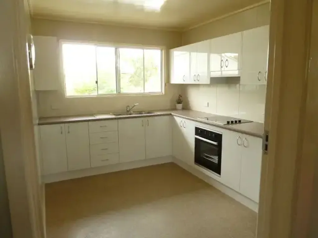 Nerang 3Kwarto UNDER CONTRACT/OFFER - 3 Bedroom house in central Nerang. Zoned RD5 for development. Easy access to M1 and all facilities.