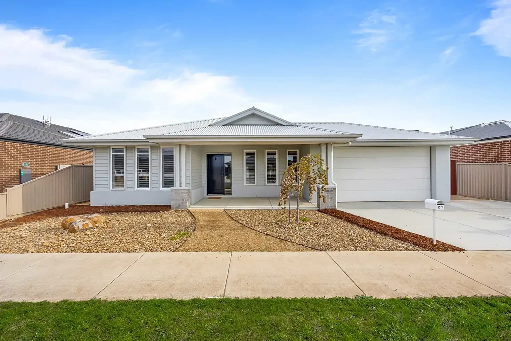 Winter Valley 4Moenga A Classy McMaster Build on a Generous Allotment Featuring Side Access