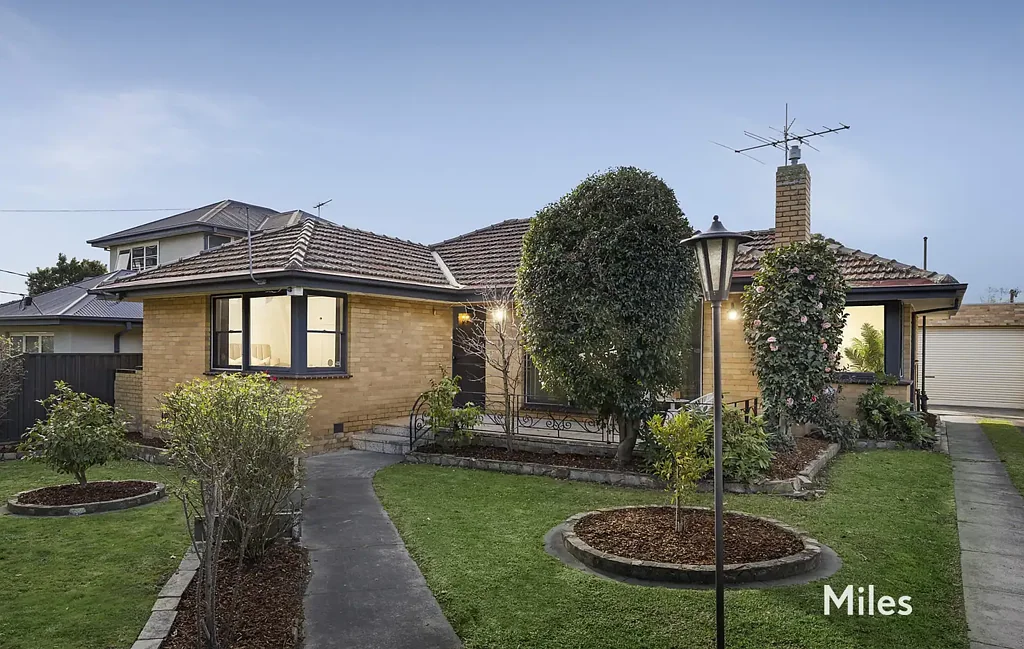 Heidelberg Heights 3Phòng ngủ Prized North-Rear Potential, Coveted Lifestyle Locale