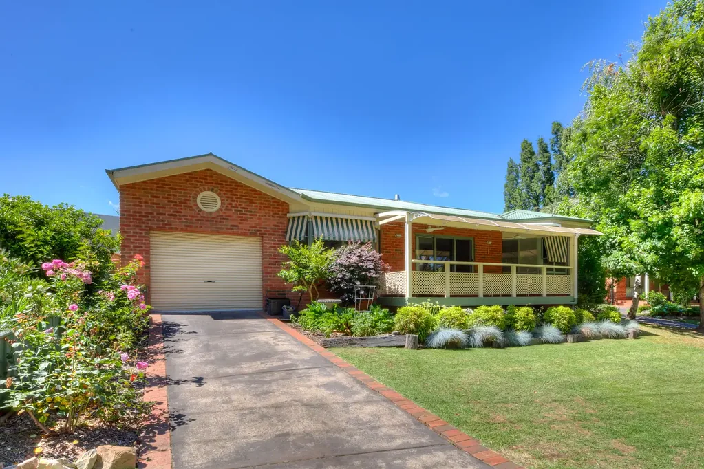 1/10 Riverside Avenue, Bright, VIC 3741