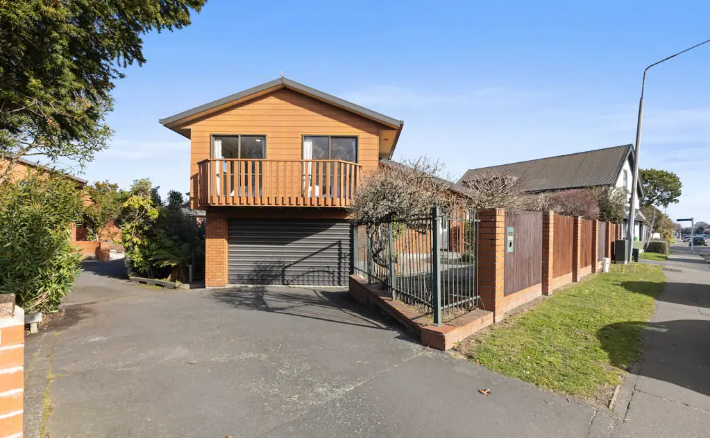 Saint Albans 3 Bedroom Move in Now - Make it Shine Later!