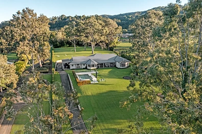 Tallai 5 Slaapkamer First Time Ever Offered – One of Tallai's Finest Family Acreages