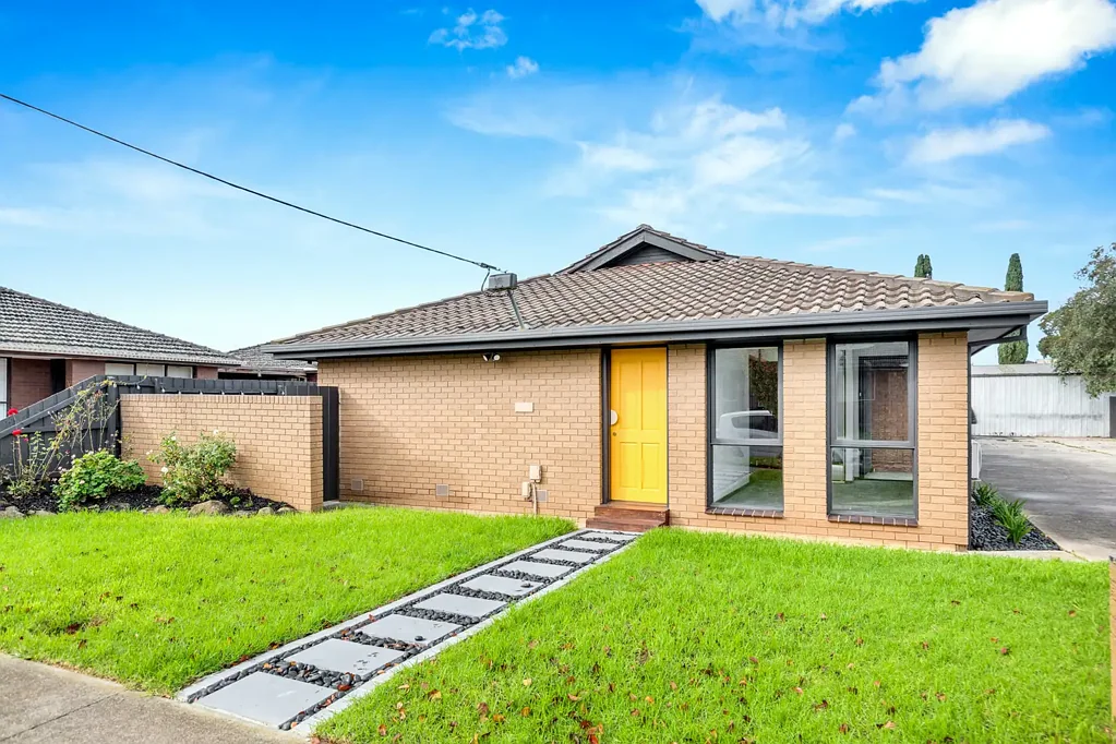 REFURBISHED UNIT WITH PRIVATE COURTYARD
