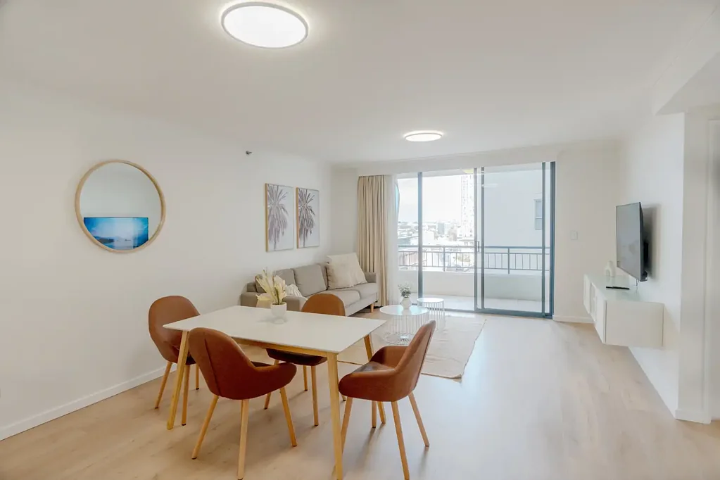 SENSATIONAL CITY PAD FURNISHED@ CASTLEREAGH