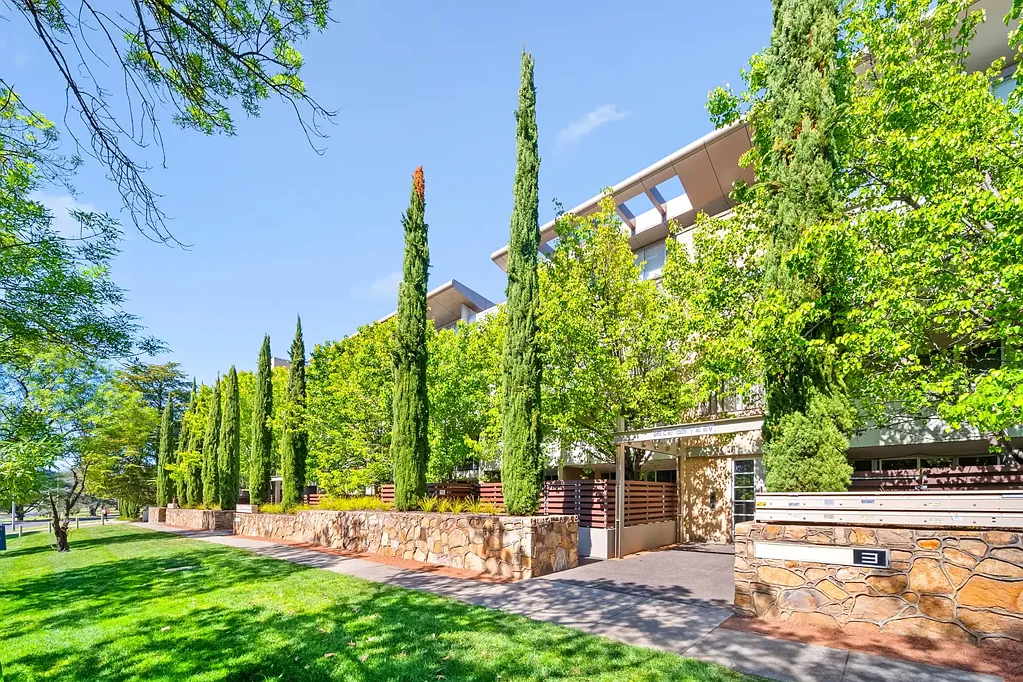 Forrest 3房  Stylish Single-Level Apartment Moments from Manuka Village