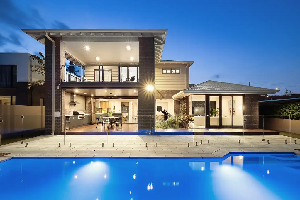 Broadbeach Waters 5Zimmer Elegant Waterfront Entertainer – Exceptional Convenience and Enticing Skyline Views