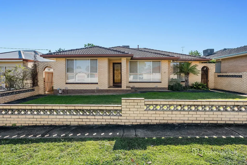 Maryborough 3chambre Well Presented Home Offering Space, Opportunity and Rear Access