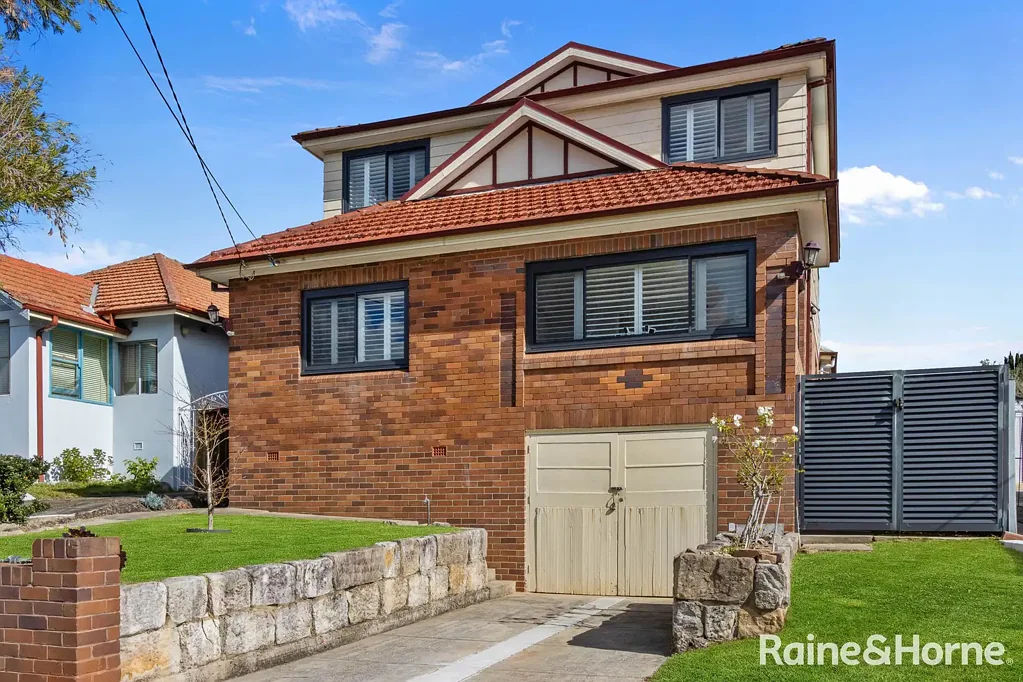 Kingsgrove 7침실 Substantial Family Home + Granny Flat on Rare 708sqm Block.