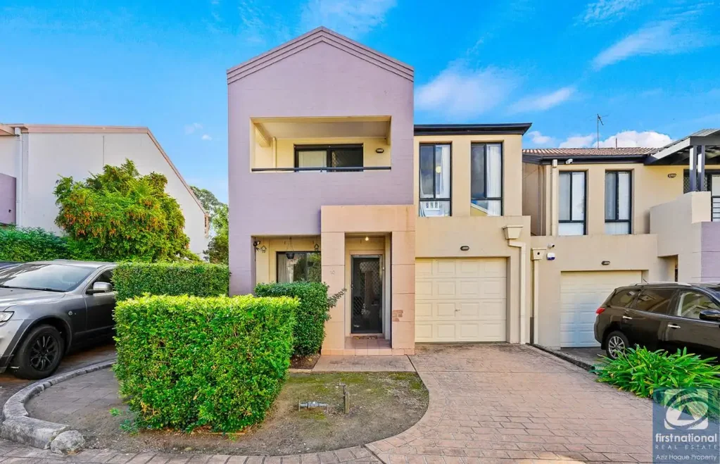 Macquarie Fields 4房 四卧木地板 主卧带套间 阳光明媚 现代装修 安全后院 能源高效 Free Standing Townhouse on the land size of approx 280 sqm