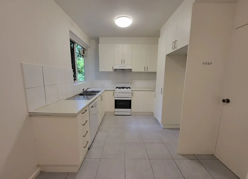 SPACIOUS THREE BEDROOM, GROUND FLOOR APARTMENT!