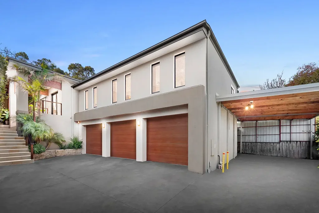 Lilydale 4房 宽敞庭院环境 定制设计住宅 灵活平面图 优质娱乐设施 充足停车位 热带低维护花园 开放式起居空间 高品质厨房 两个工作区 宠物围栏系统 优越地理位置 Designer Family Sanctuary with 3-Car Garage & Room for a Boat or Caravan