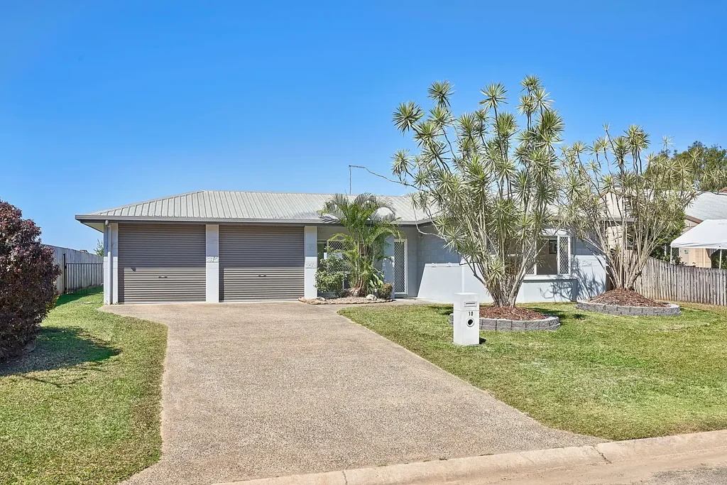 UNFURNISHED HOME IN A GREAT LOCATION WITH A POOL!