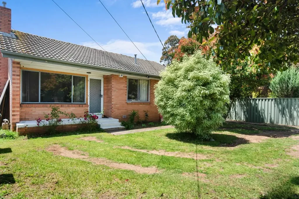 Werribee 2બેડરૂમ Prime Investment or Development Opportunity in the Heart of Werribee