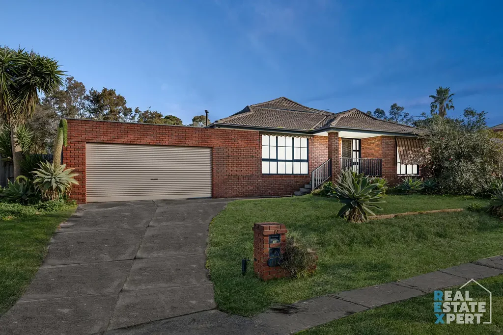 Cranbourne 6ਬੈੱਡਰੂਮ RANGEBANK ESTATE – RENOVATED FAMILY ENTERTAINER WITH TWO KITCHENS & SPA